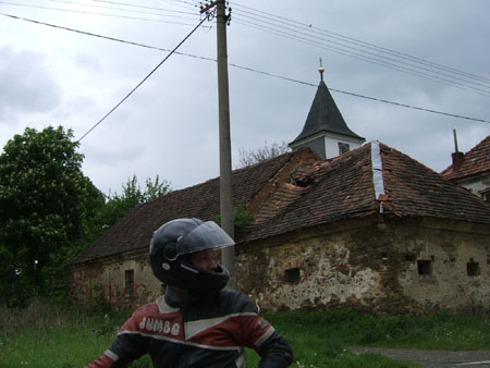042_tour2_dete_vor_tschechischem_prachtbau