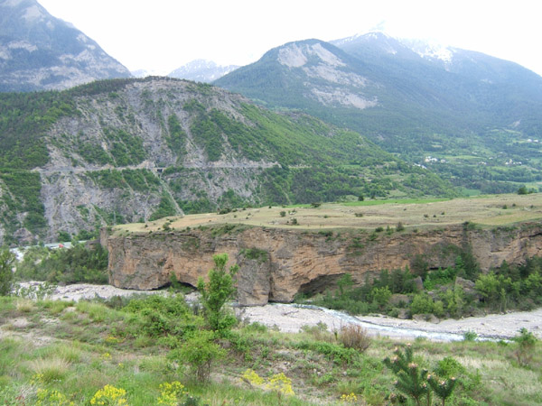 0125b_Eiszeitfelsblock_an_Durance_nahe_Embrun