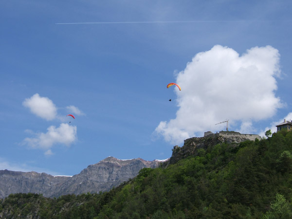 0187_Paraglider_nahe_Sauze_du_lac